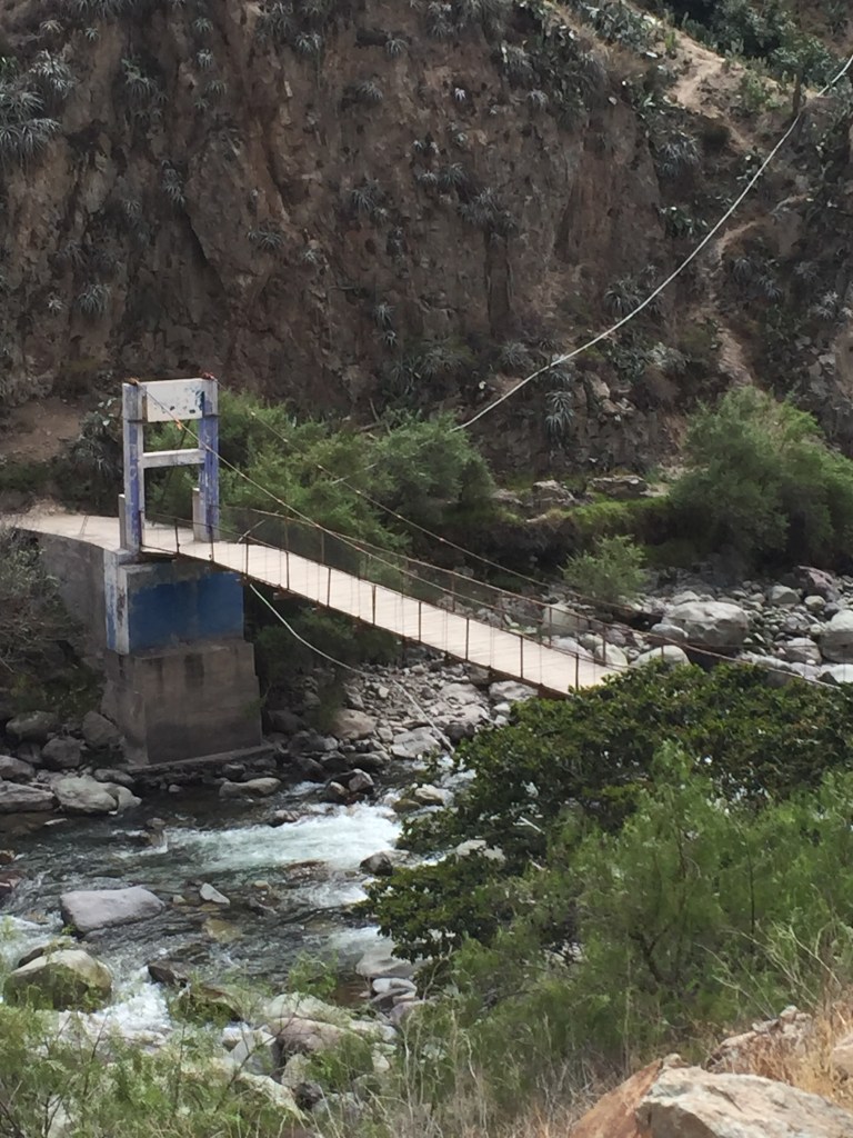 pont suspendu dans le canyon du Colca Pérou autotour