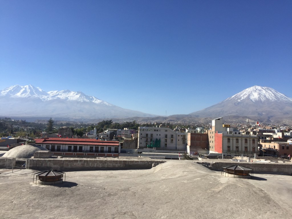 vue sur les volcans depuis le toit de la cathédrale d'Aréquipa