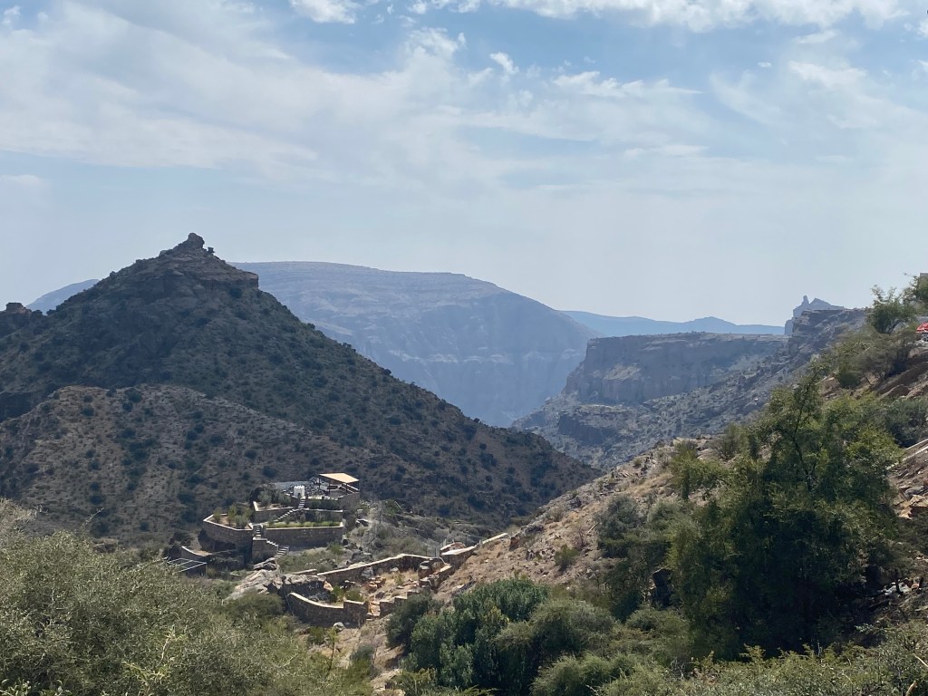 autotour vue sur village omanais